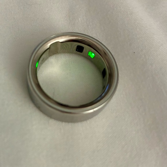 Oura Gen 4 Silver Smart Ring - Picture 4 of 7